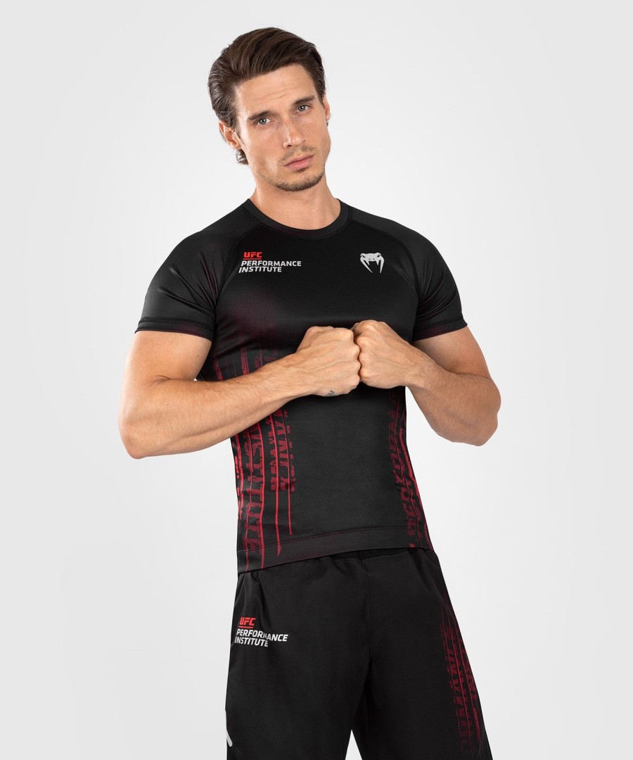 ufc venum performance institute 2.0 herre kortærmet rashguard - sortrød