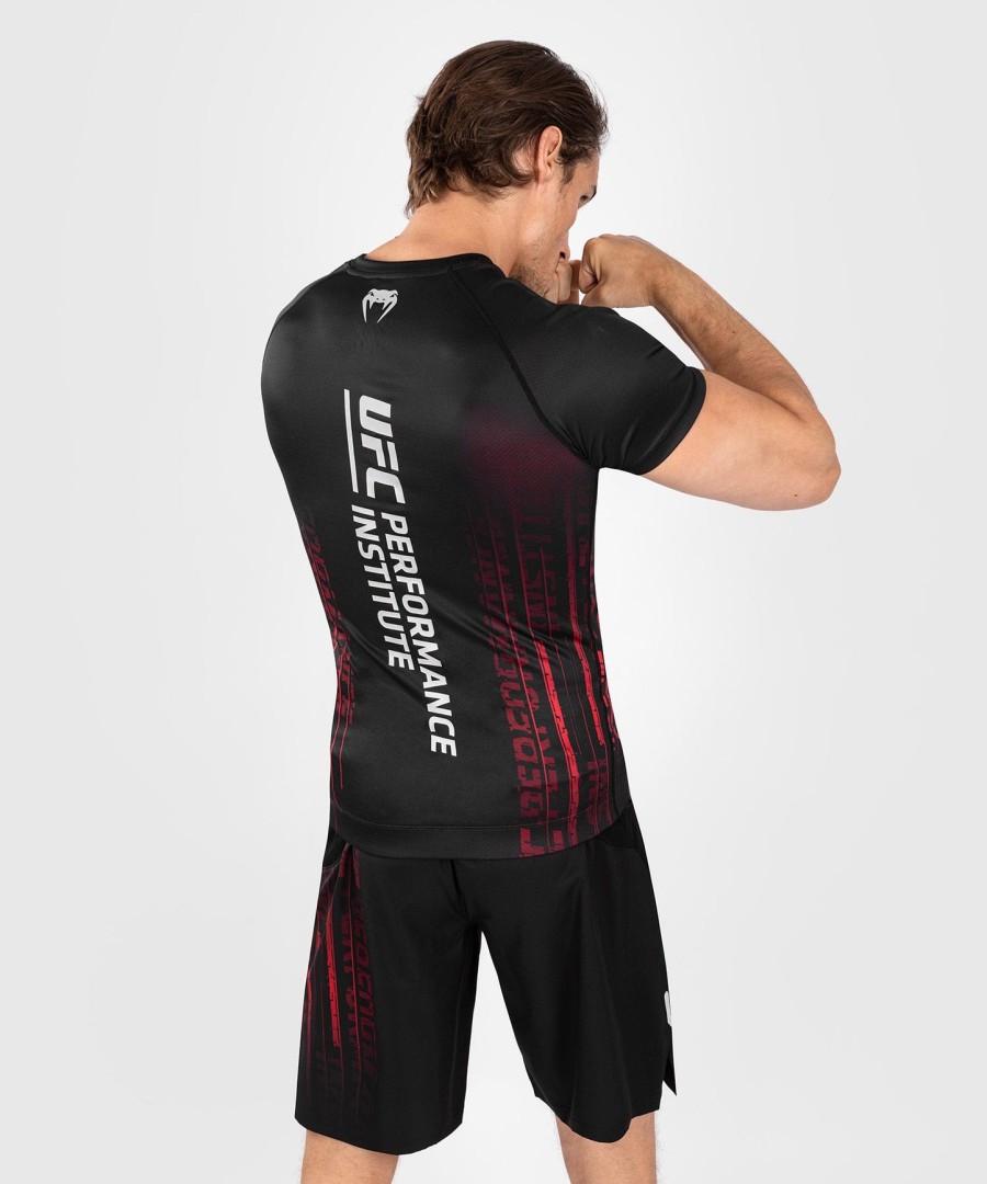 ufc venum performance institute 2.0 herre kortærmet rashguard - sortrød